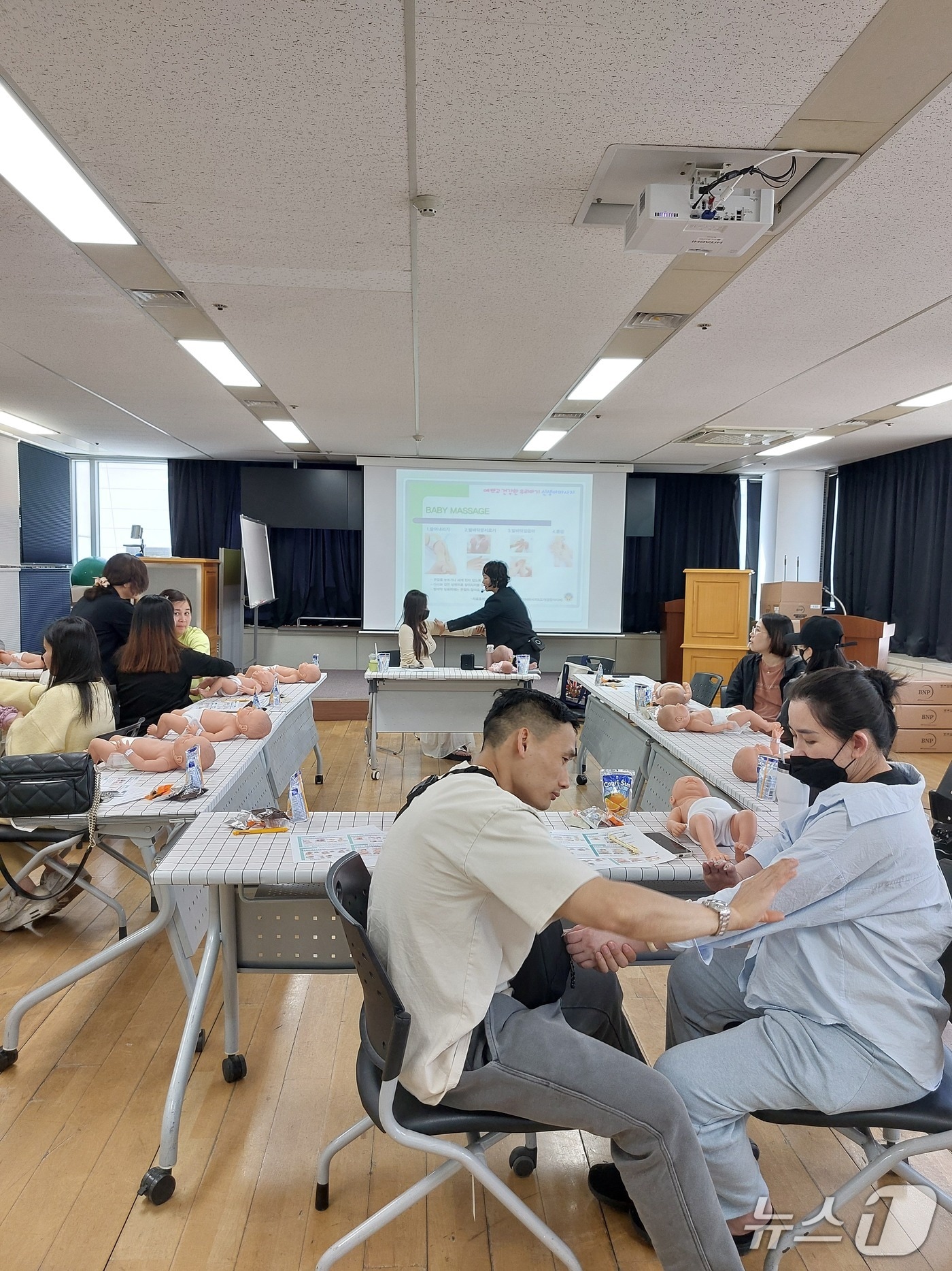 베트남 결혼이주여성 임산부들이 사상구 보건소에서 진행한 '신생아 마사지 교실'에 참여하고 있다.(사상구 제공. 재판매 및 DB금지)