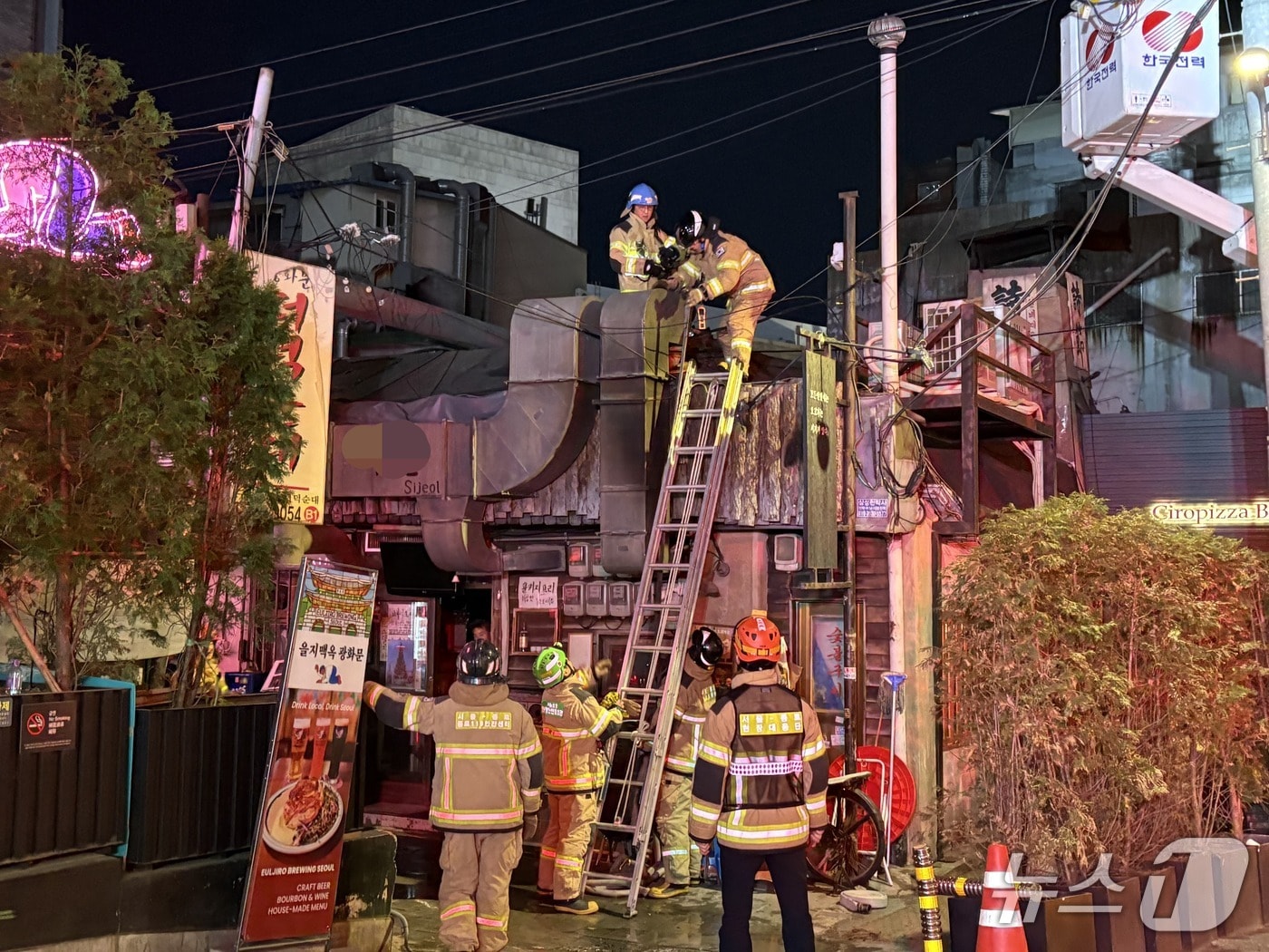 서울 종로구 새문안로7길 일대에서 발생한 화재가 약 1시간 20분 만에 완전히 꺼졌다. ⓒ 뉴스1