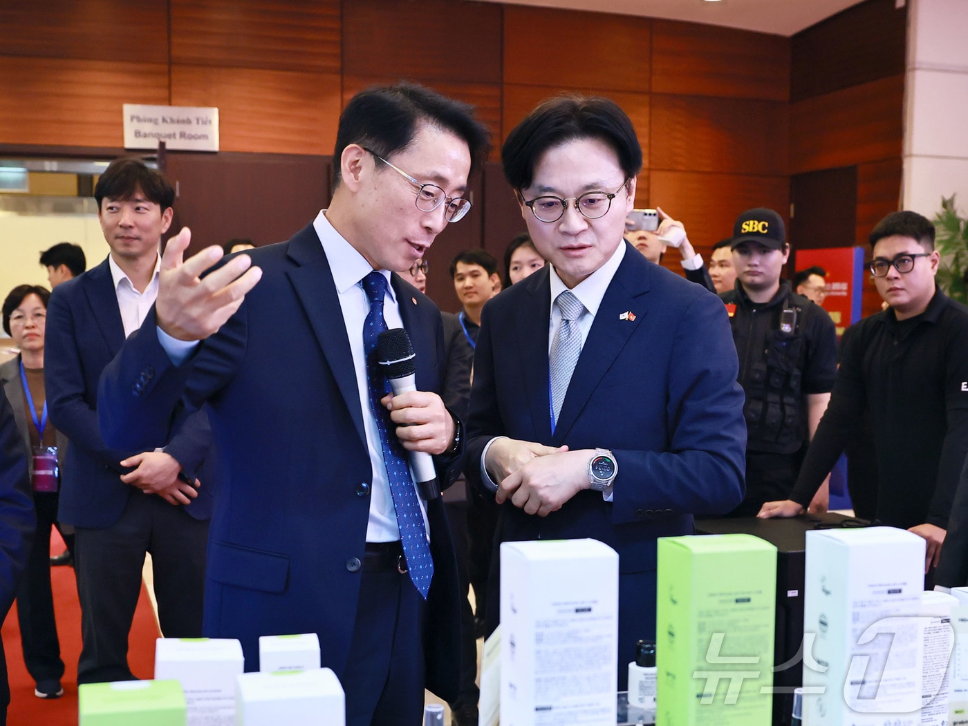 김정관 산업통상부 장관이 23일 오후(현지시간) 베트남 하노이 국가컨벤션센터에서 ‘이재명 대통령 베트남 국빈 순방’ 계기에 열린 K-라이프스타일 쇼케이스와 진출 애로 상담관 현장을 방문하고 있다.  (산업통상부 제공. 재판매 및 DB 금지) 2026.4.23 ⓒ 뉴스1