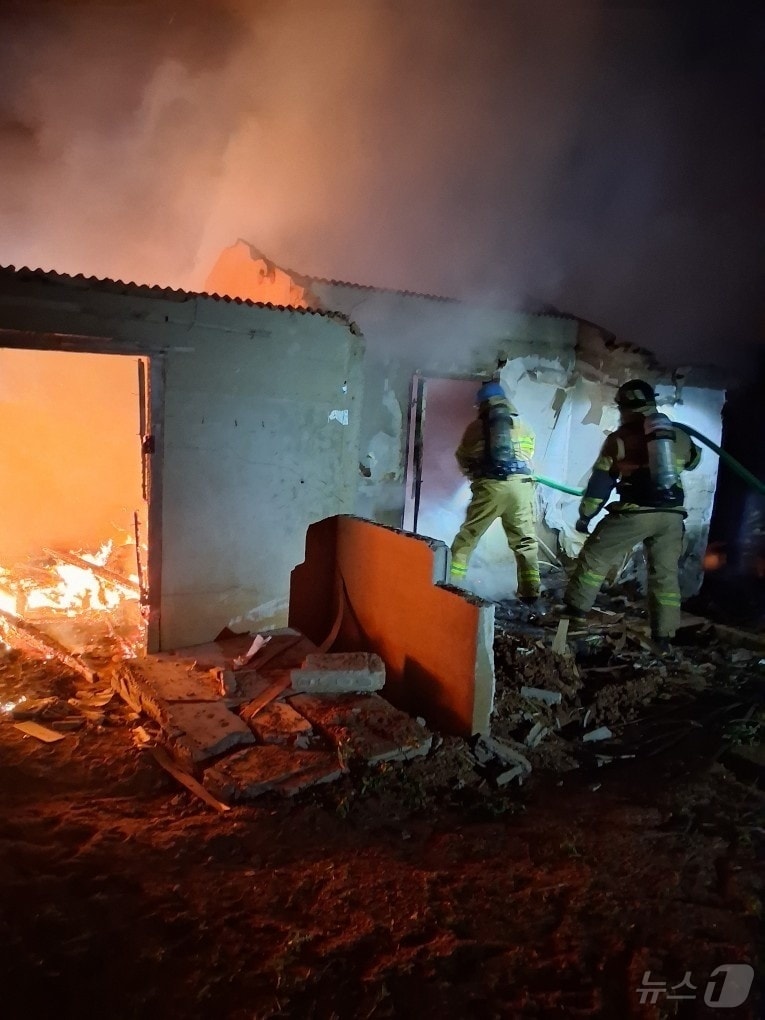 23일 오후 8시 20분쯤 전남 무안군 해제면 한 주택에서 불이 나 소방당국이 진화 작업을 벌이고 있다. (전남소방본부 제공. 재판매 및 DB금지) ⓒ 뉴스1 김성준 기자