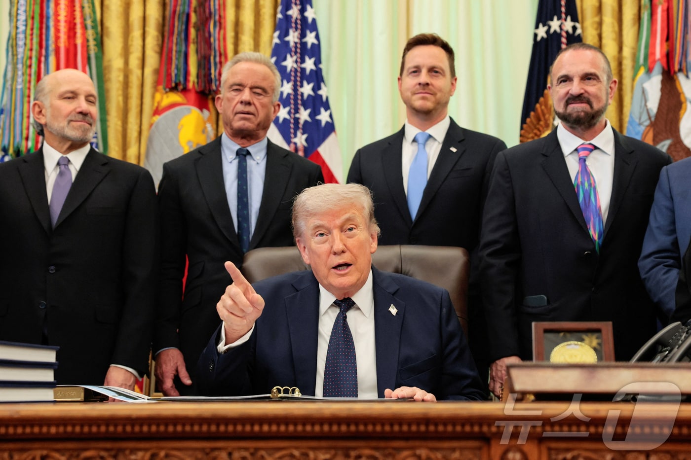 도널드 트럼프 미국 대통령이 23일(현지시간) 워싱턴DC 백악관 오벌오피스에서 열린 의료비 부담 완화 관련 행사에 발언하고 있다. 2026.04.23. ⓒ 로이터=뉴스1