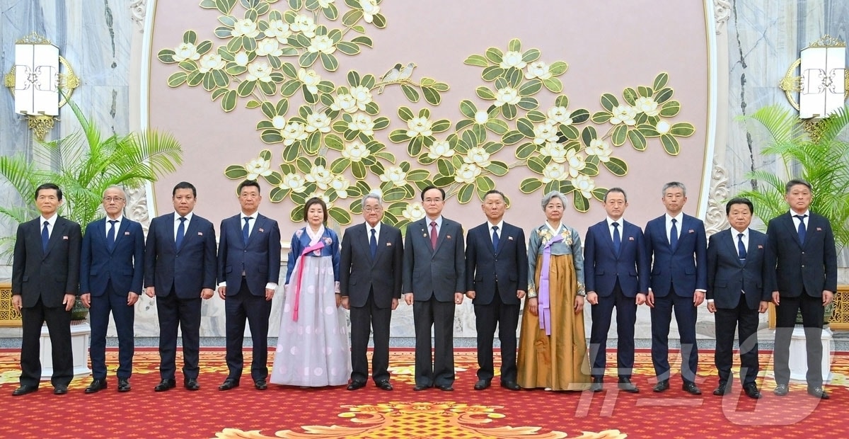 (평양 노동신문=뉴스1) = 노동당 기관지 노동신문은 24일 "최고인민회의 상임위원회 위원장인 조용원 동지가 23일 평양의사당에서 재일본조선상공연합회결성 80돌(주년)에 즈음해 사회주의 조국을 방문한 대표단의 주요 성원들을 만나 동포애적인 분위기 속에서 담화를 했다"라고 보도했다. [국내에서만 사용가능. 재배포 금지. DB 금지. For Use Only in the Republic of Korea. Redistribution Prohibited] rodongphoto@news1.kr