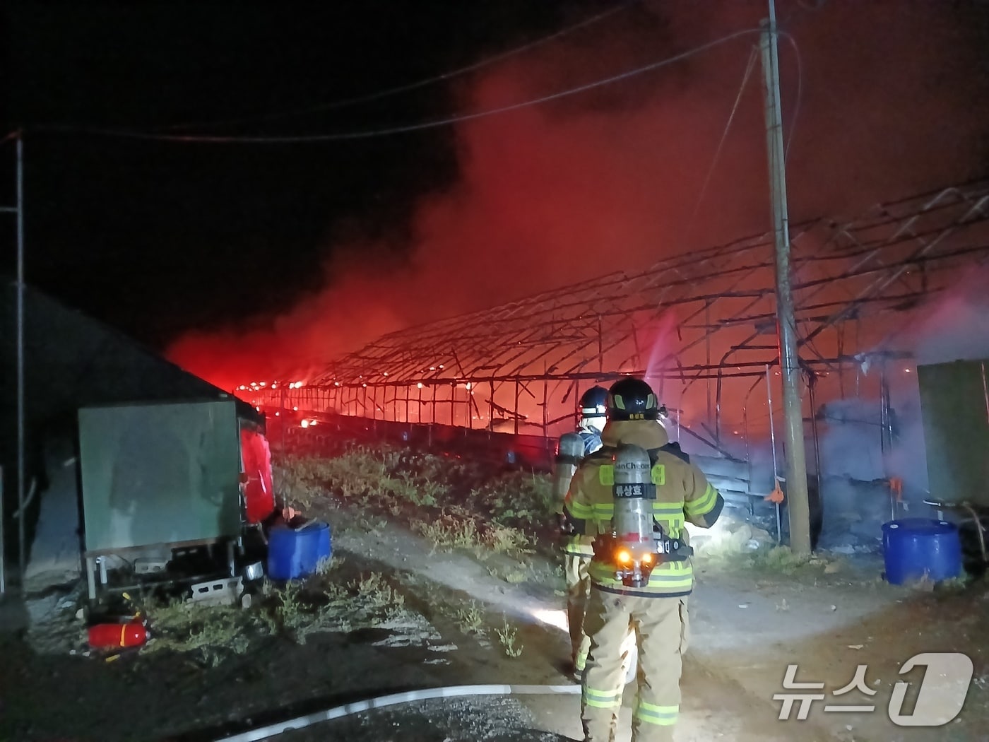 24일 오전 3시8분쯤 경북 의성군 안평면 한 양계농장에서 불이 나 진화 대원들이 불을 끄고 있다.(경북소방본부 제공. 재판매 및 DB금지)2026.4.24/뉴스1