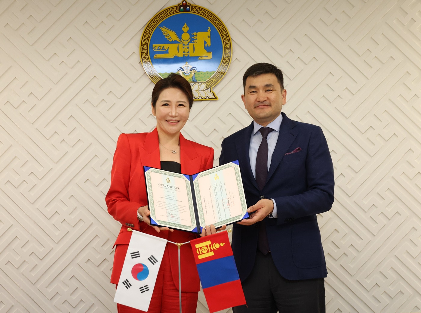 17일 주한 몽골 대사관에서 수헤 수흐볼드 주한 몽골대사가 안주은 연출가(왼쪽)를 몽골 문화대사로 공식 임명했다. (사단법인 씨제스(CJS) 파운데이션 제공)
