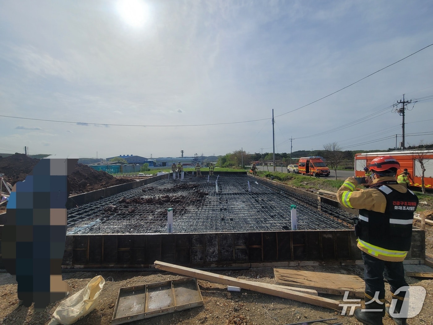 23일 오후 3시 36분쯤 경북 영천시 고경면 한 건축물 기초공사 현장에서 불이 나 진화 대원들이 불을 끄고 있다.(경북소방본부 제공. 재판매 및 DB 금지)2026.4.24/뉴스1.