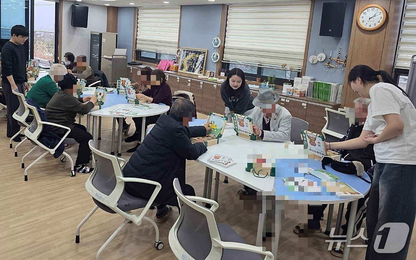 괴산군 보건소, '기억올림' 쉼터서 경증 치매 노인 맞춤형 돌봄 - 뉴스 썸네일 이미지