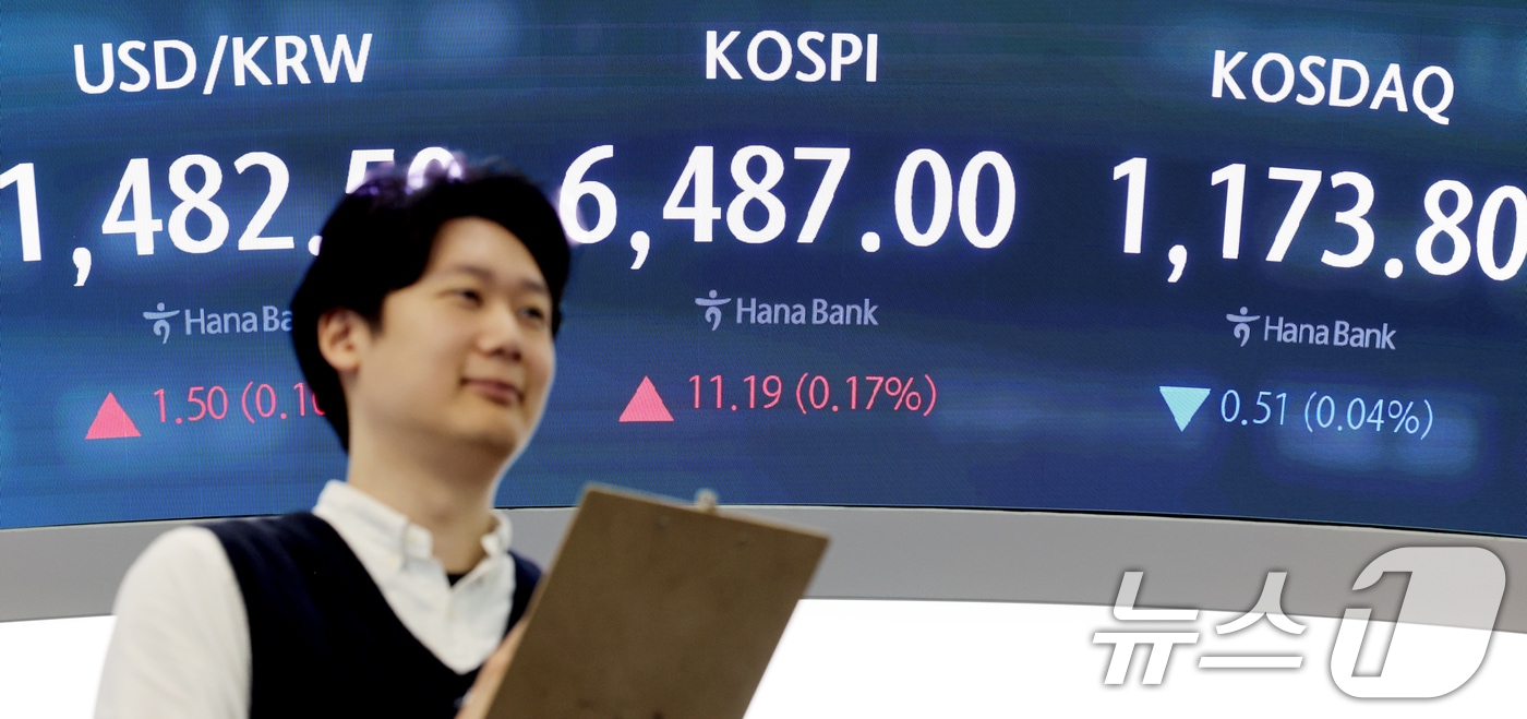 전날 사상 최고치를 경신한 코스피가 숨고르기 흐름을 보이는 24일 오전 서울 중구 하나은행 딜링룸 전광판에 코스피와 코스닥 지수 등이 표시되고 있다. 2026.4.24 ⓒ 뉴스1 조연우 인턴기자