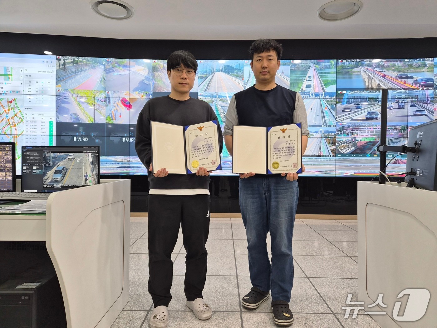 성남수정경찰서로부터 감사장 받은 춘천시 통합관제센터 소속 김선수(사진 왼쪽), 박동우 관제요원.(춘천시 제공, 재판매 및 DB금지)