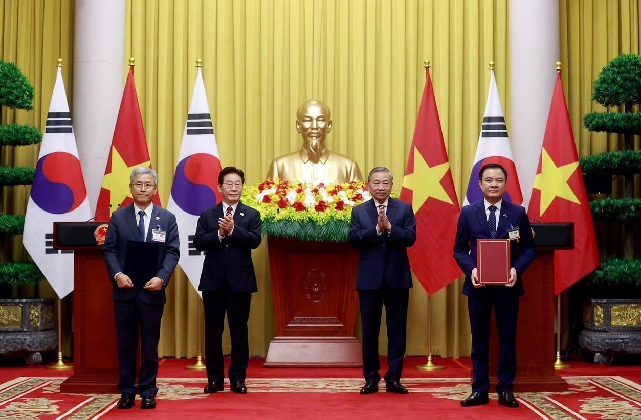 (왼쪽부터) 김동철 한국전력공사 사장, 이재명 대통령, 또 럼 베트남 공산당 총 서기장, 레 응옥 손 Petrovietnam 회장이 한전과 Petrovietnam 사이의 업무협약 체결 후 기념촬영을 하고 있다.(한국전력공사 제공. 재판매 및 DB금지)2026.4.24/뉴스1