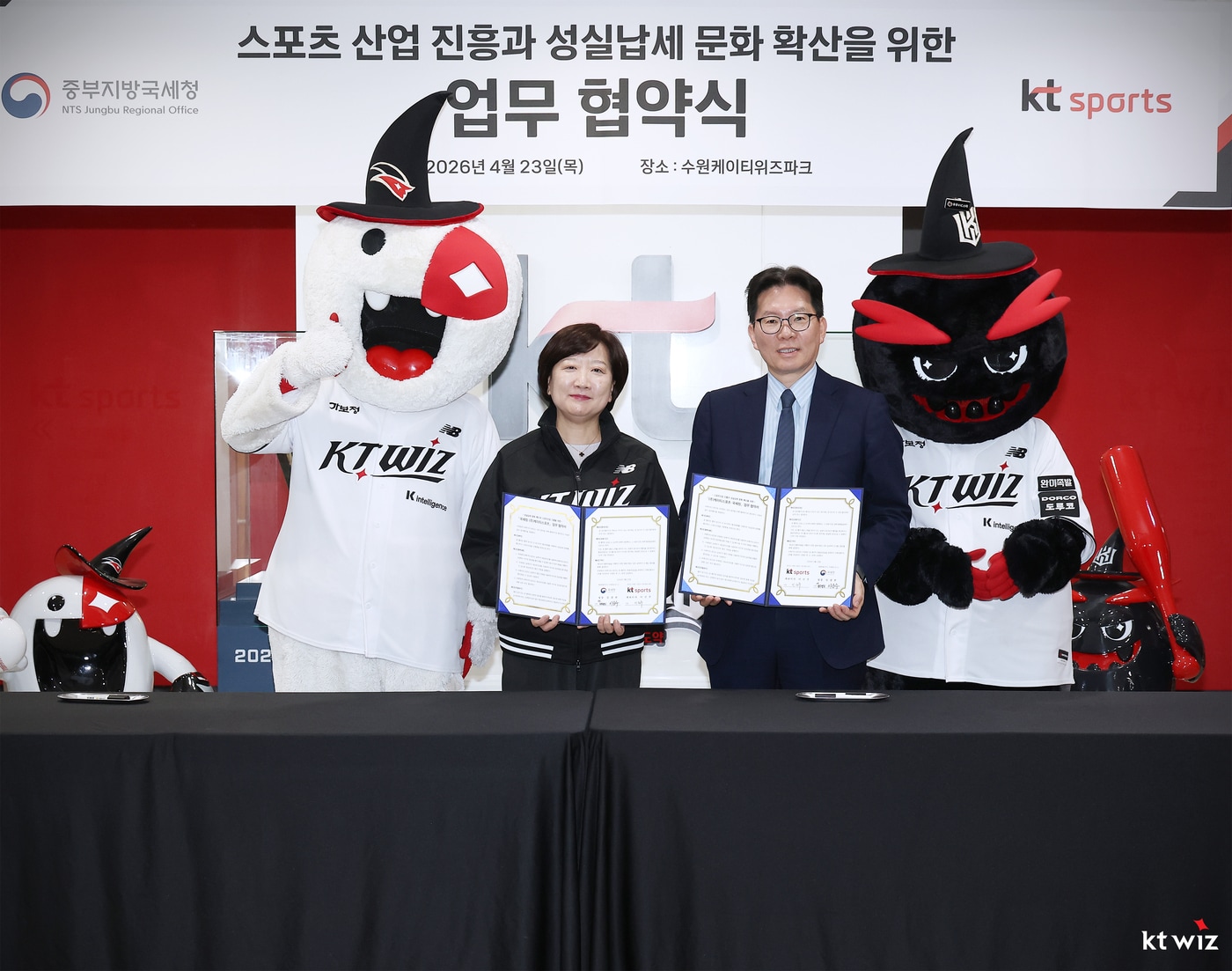 이선주 KT 스포츠 대표이사와 이승수 중부지방국세청장이 23일 열린 업무협약식에서 기념 촬영을 하고 있다. (KT 위즈 제공)