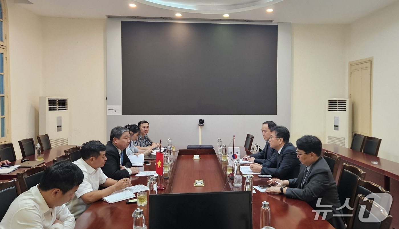 한국지질자원연구원과 베트남 지질광물국 관계자들이 회토류 협력 방안을 논의하고 있다.(지질연 제공) /뉴스1