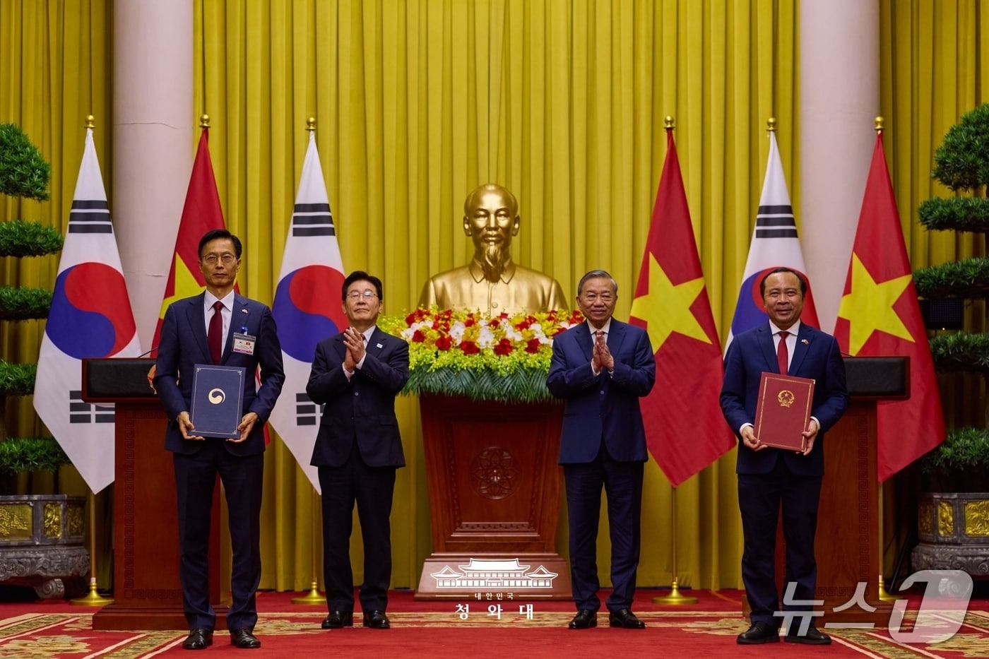 김용선 지식재산처장(왼쪽 첫번째)과 부 하이 꾸언 과학기술부 장관(왼쪽에서 4번째)이 이재명 대통령(왼쪽 2번째)과 또 럼 베트남 당 서기장 겸 국가주석(왼쪽 3번째)이 임석한 가운데 양해각서를 체결한 뒤 기념촬영을 하고 있다.(지식재산처 제공.재판매 및 DB금지)/뉴스1