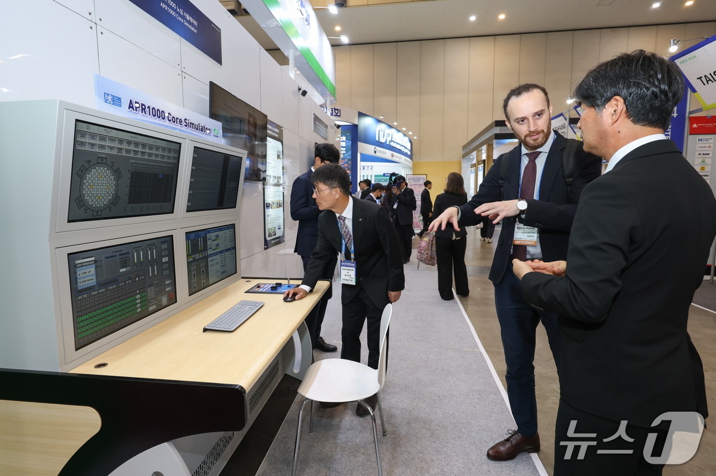 해외 참가자가 한수원 '원자력 연구개발(R&D) 성과전시관'을 찾아 설명을 듣고 있다.(사진제공=한수원)