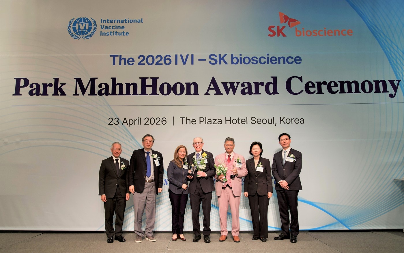 4월23일 서울플라자호텔에서 개최된 '2026 국제백신연구소(IVI)–SK바이오사이언스 박만훈상' 시상식에서 주요 참석자들이 기념 촬영을 하고 있다. (SK바이오사이언스 제공)
