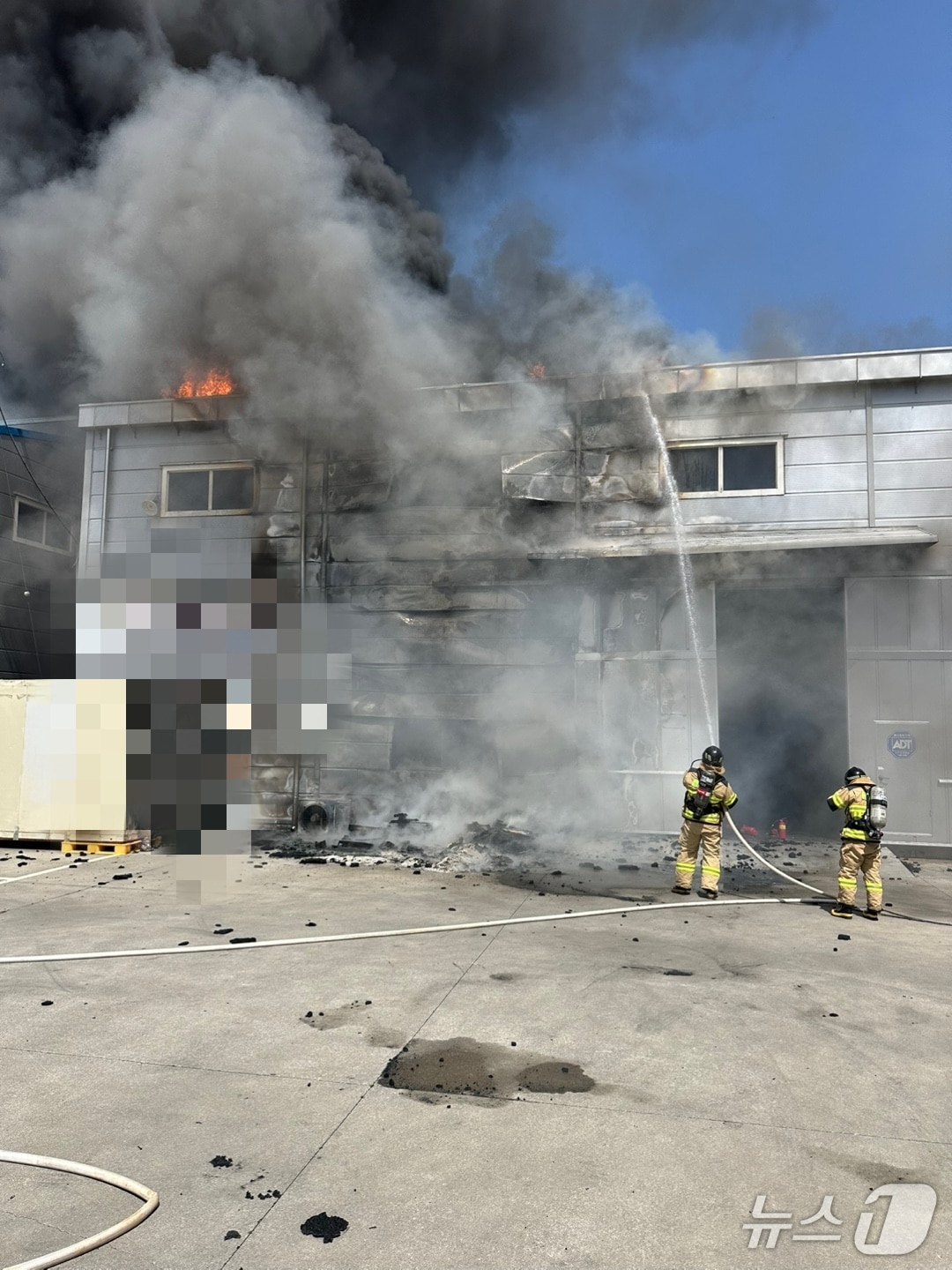 24일 오전 10시 39분쯤 창원시 의창구 북면 월계리의 한 공장 물류창고에서 불이 나 소방관들이 진화에 나서고 있다.(창원소방본부 제공. 재판매 및 DB금지)