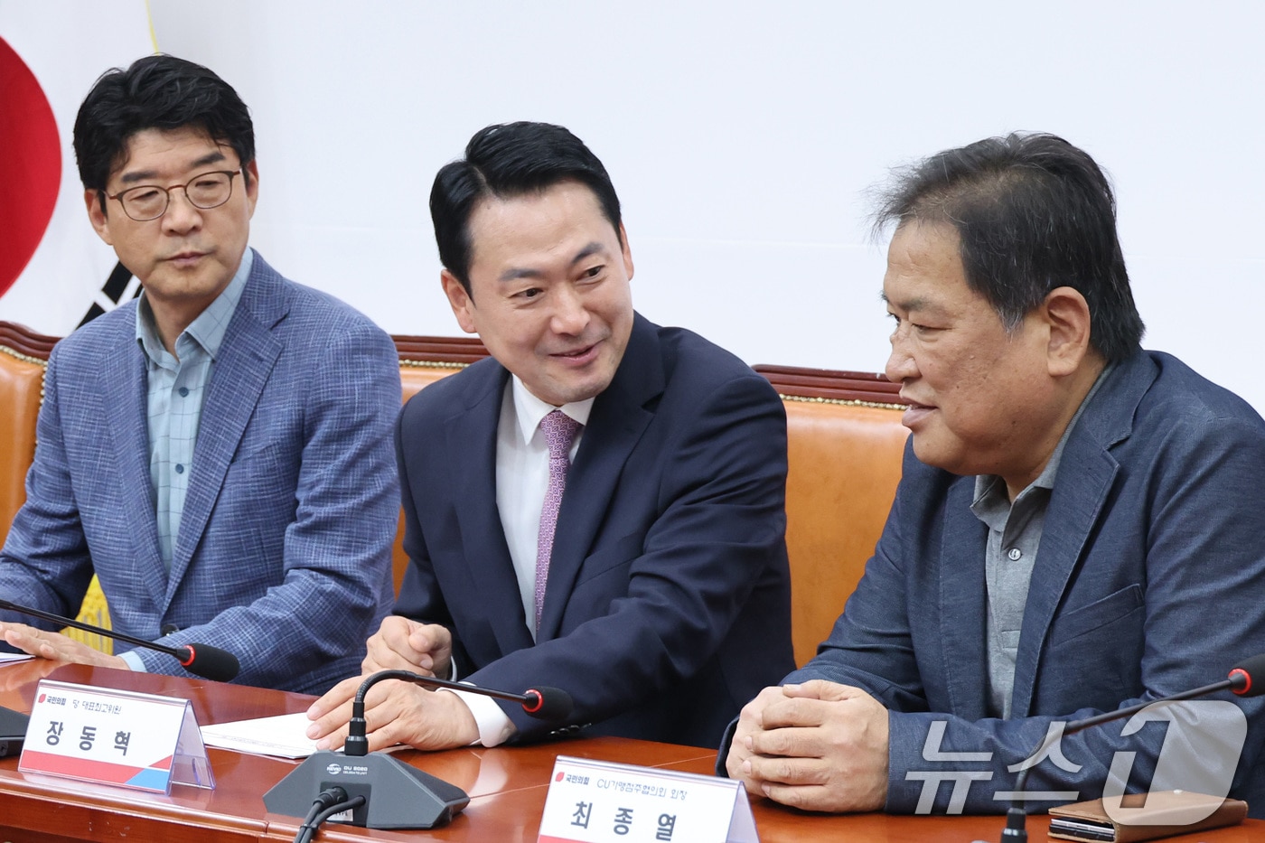 장동혁 국민의힘 대표가 24일 서울 여의도 국회에서 열린 CU 가맹주협의회 면담에서 참석자들과 대화하고 있다. 2026.4.24 ⓒ 뉴스1 신웅수 기자