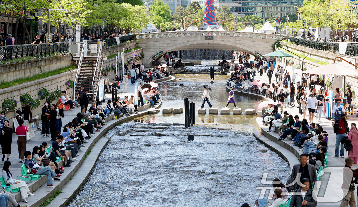 낮 최고기온이 26도까지 오르며 초여름 날씨를 보인 24일 오후 서울 청계천을 찾은 시민들이 더위를 식히고 있다. 2026.4.24 ⓒ 뉴스1 조연우 인턴기자