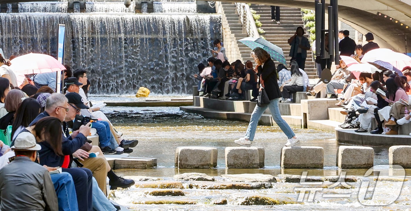 서울 청계천에서 시민들이 더위를 식히고 있다. 2026.4.24 ⓒ 뉴스1 조연우 인턴기자
