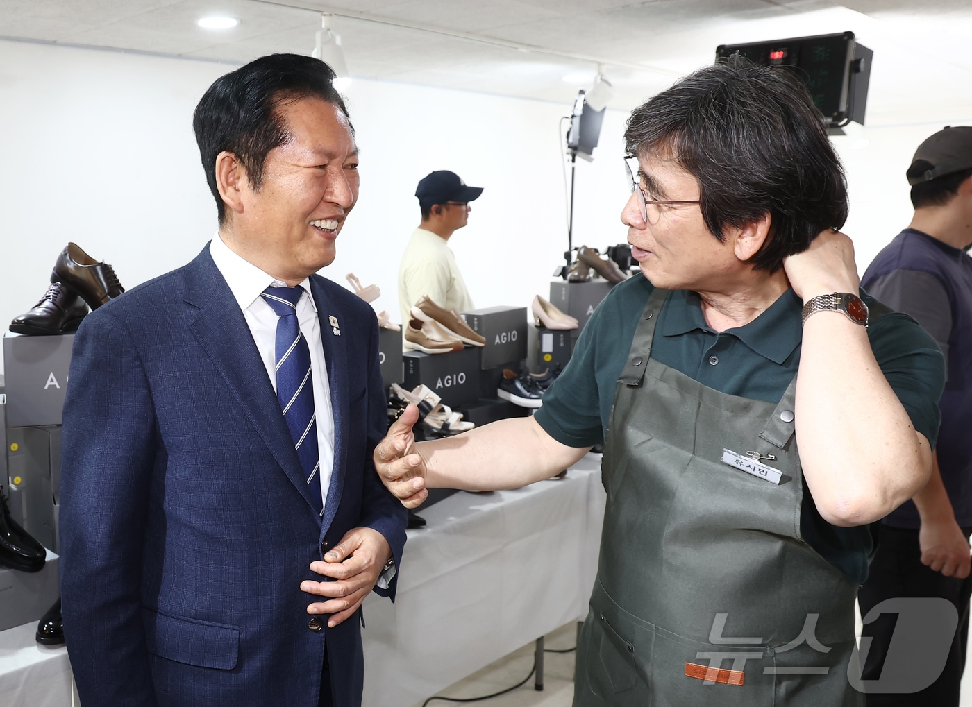 정청래 더불어민주당 대표가 지난 4월 24일 오후 서울 성동구 언더스탠드에비뉴에 마련된 청각장애인 수제화 브랜드 '아지오' 매장 오픈 행사에 참석해 유시민 작가와 대화하고 있다. 2026.4.24 ⓒ 뉴스1 김민지 기자