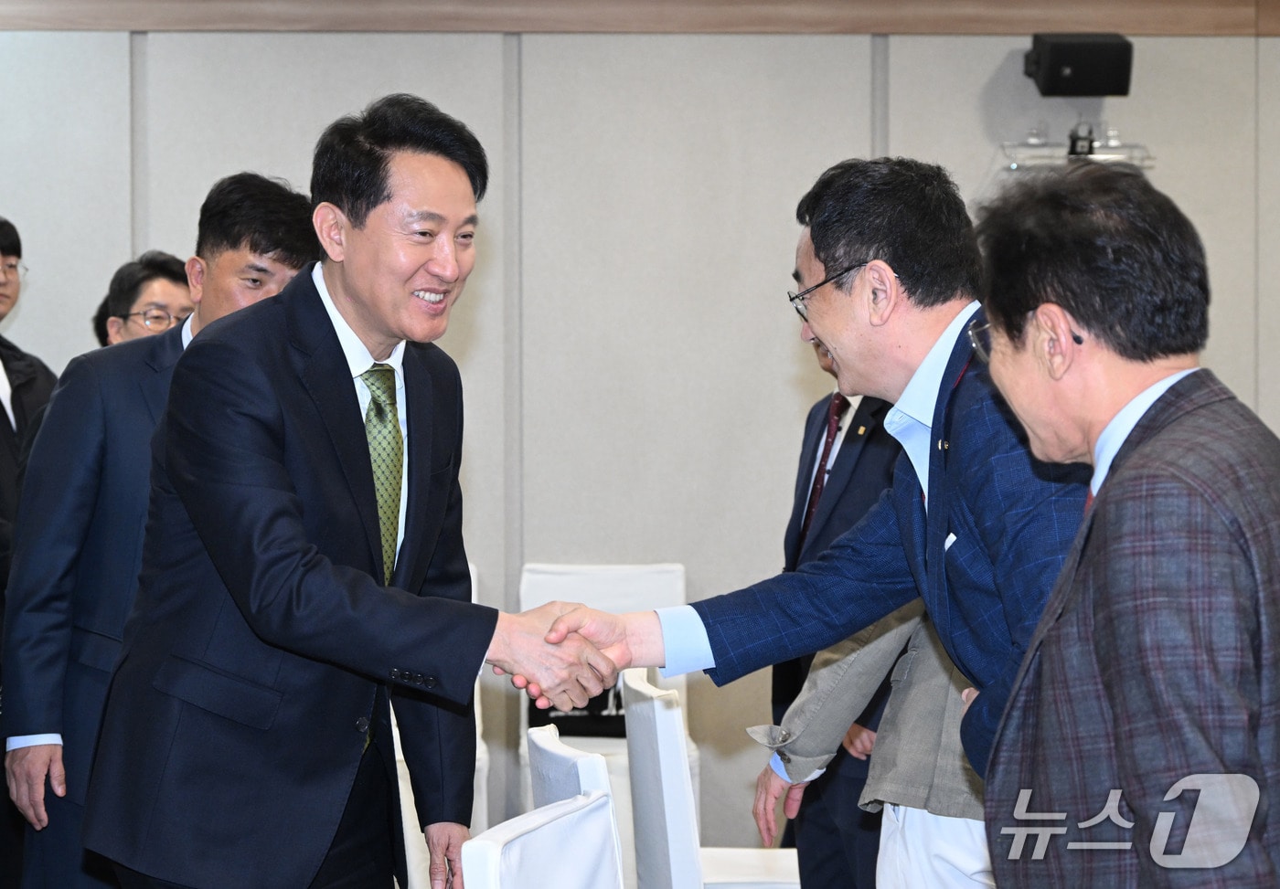 오세훈 서울시장이 24일 서울시청에서 열린 '서울시-한국예총 서울시연합회' 간담회에서 문화예술인들과 인사를 나누고 있다.(서울시 제공)