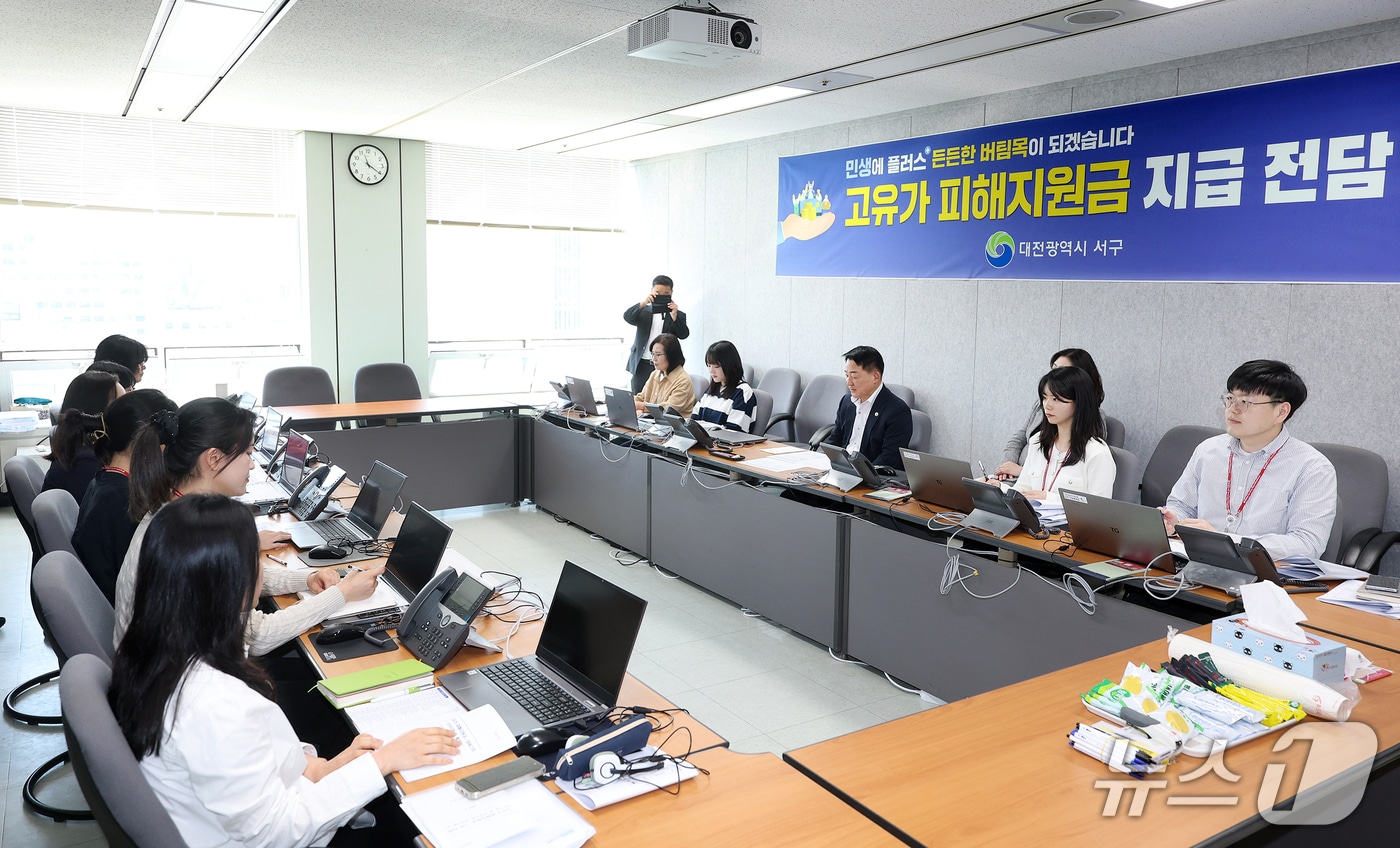 서철모 서구청장이 구청 TF팀 회의실에서 고유가 피해지원금 담당자들을 격려하고 있다.(서구 제공. 재판매 및 DB금지)/뉴스1