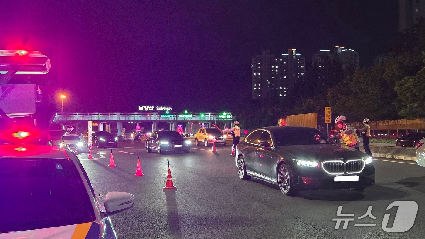 지난 23일 경부고속도로 남양산 톨게이트에서 경찰이 음주단속을 하는 모습 (경찰 제공. 재판매 및 DB금지)