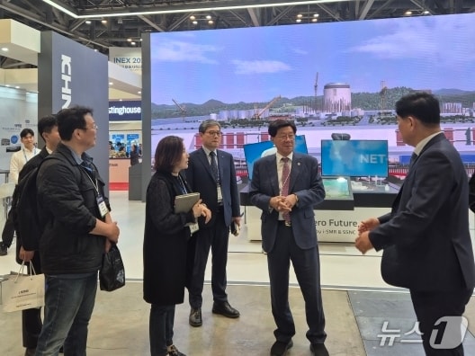 정종복 기장군수(오른쪽 두 번째)가 부산국제원자력산업전에서 전문가 및 관계자들과 질의응답을 하고 있다.(기장군 제공. 재판매 및 DB금지)
