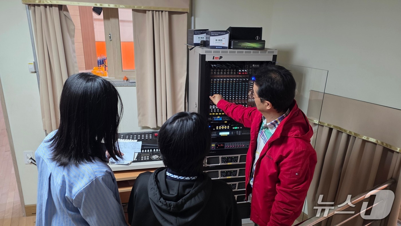 경북도교육청 문화원이 24일 경주지역 한 학교를 찾아 방송 장비 활용 컨설팅을 실시했다.(경북도교육청 문화원 제공. 재판매 및 DB 금지)2026.4.24/뉴스1