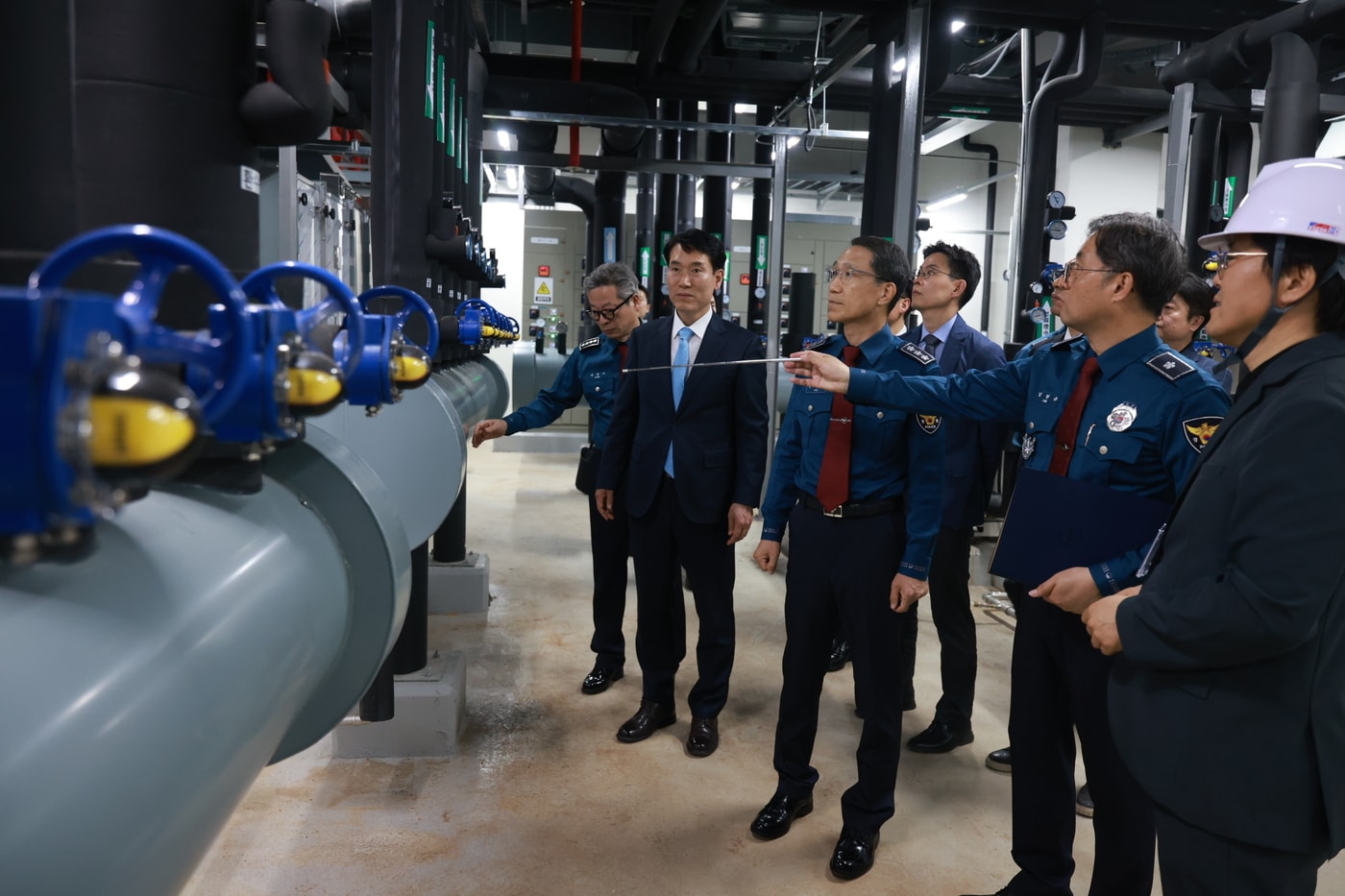 유재성 직무대행은 24일 인천남동경찰서와 숭의지구대를 방문해 탄소중립 시책 이행 상황을 점검하고, 현장 경찰관들의 노고를 격려했다.(사진=경찰청 제공)