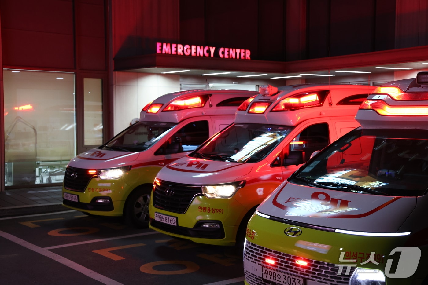 안동병원 응급실 앞에 줄지어 대기해 있는 구급차들(안동병원 제공. 재판매 및 DB 금지)2026.4.24/뉴스1