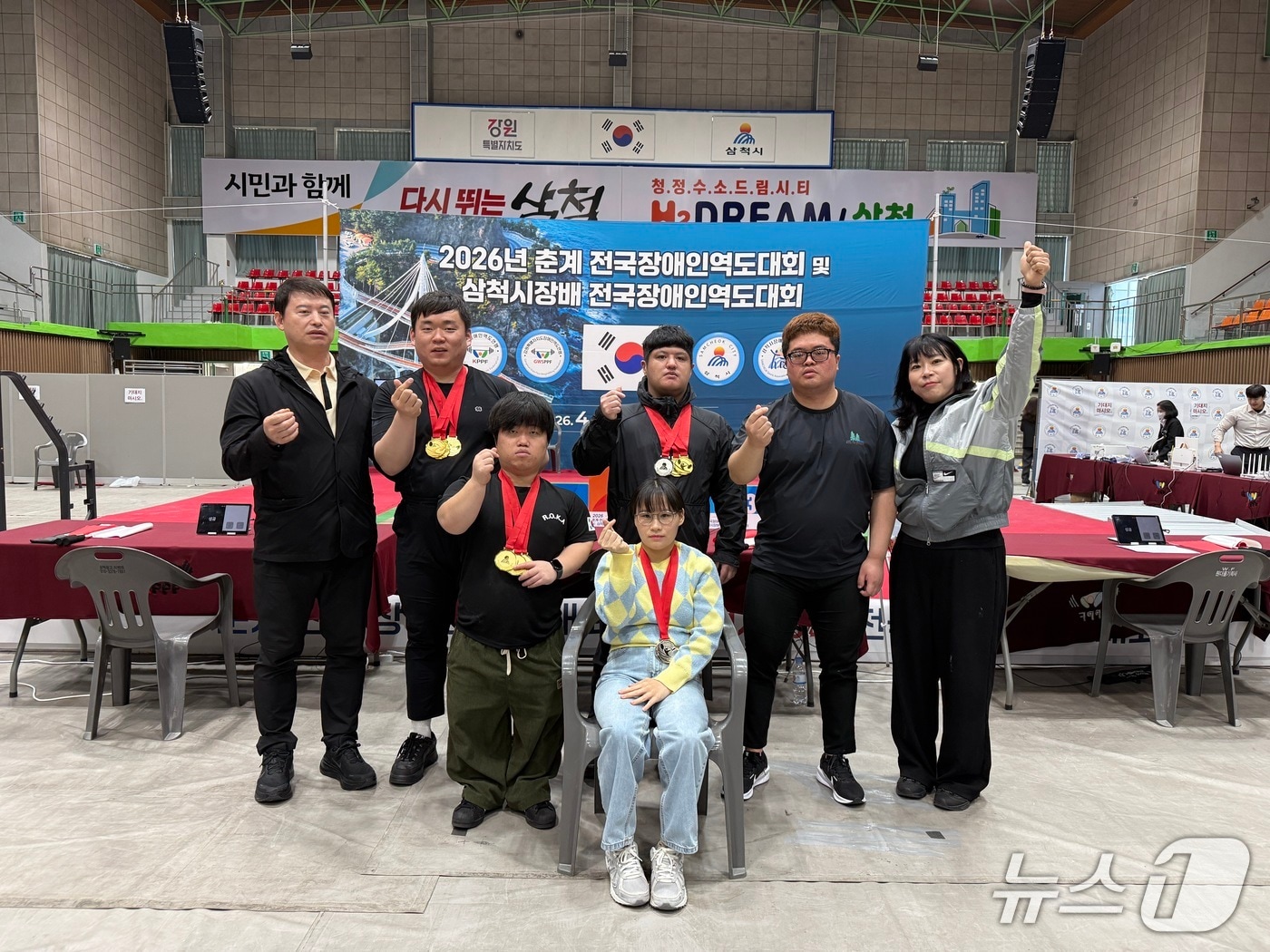 울산 동구청 돌고래역도단이 '2026년 춘계 전국 장애인 역도대회 및 삼척시장배 전국 장애인 역도대회'에 출전해 기념사진을 찍고 있다.(울산 동구 제공. 재판매 및 DB금지)/뉴스1