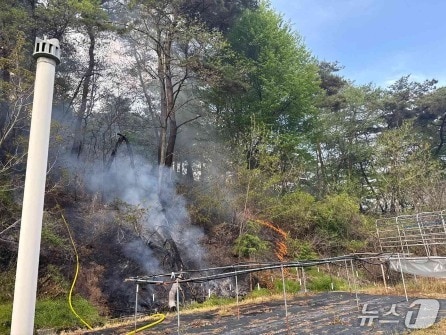 24일 오후 4시 15분께 전북 순창군 쌍치면의 한 주택 인근 야산에서 불이 났다.(전북도 산불방지대책본부 제공. 재판매 및 DB금지)
