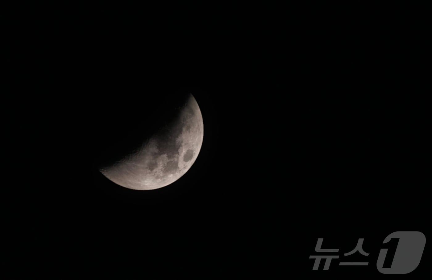 "폰카로 달 표면까지 찍힌다고?...라이카 탑재 샤오미17 울트라[토요리뷰... - 뉴스 썸네일 이미지