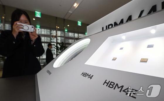 삼성전자 정기주주총회 장소에 HBM4, HBM4E 메모리가 전시돼 있다.(공동취재)/뉴스1