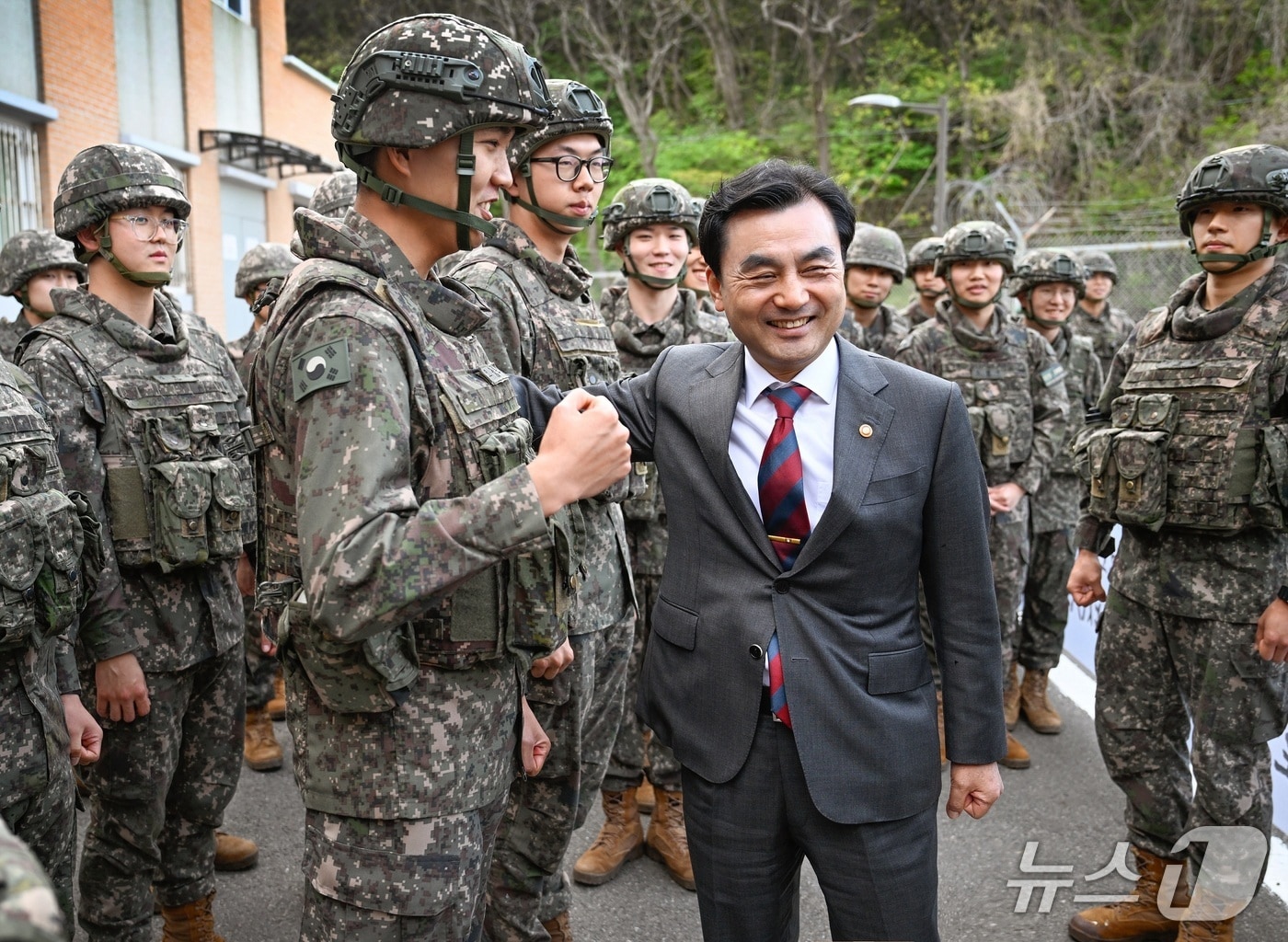 국방장관, AI 해안경계작전 시범부대 점검..."스마트 강군 도약"