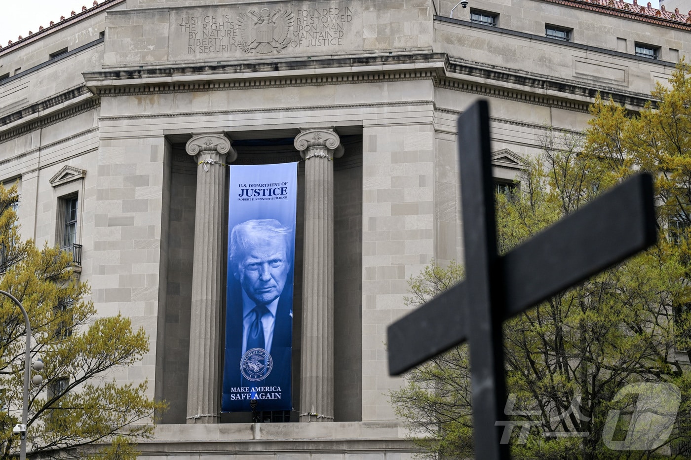  6일(현지시간) 워싱턴 DC에 있는 미국 법무부 청사에 도널드 트럼프 미국 대통령의 현수막이 걸려 있다. 2026.04.06. ⓒ 로이터=뉴스1