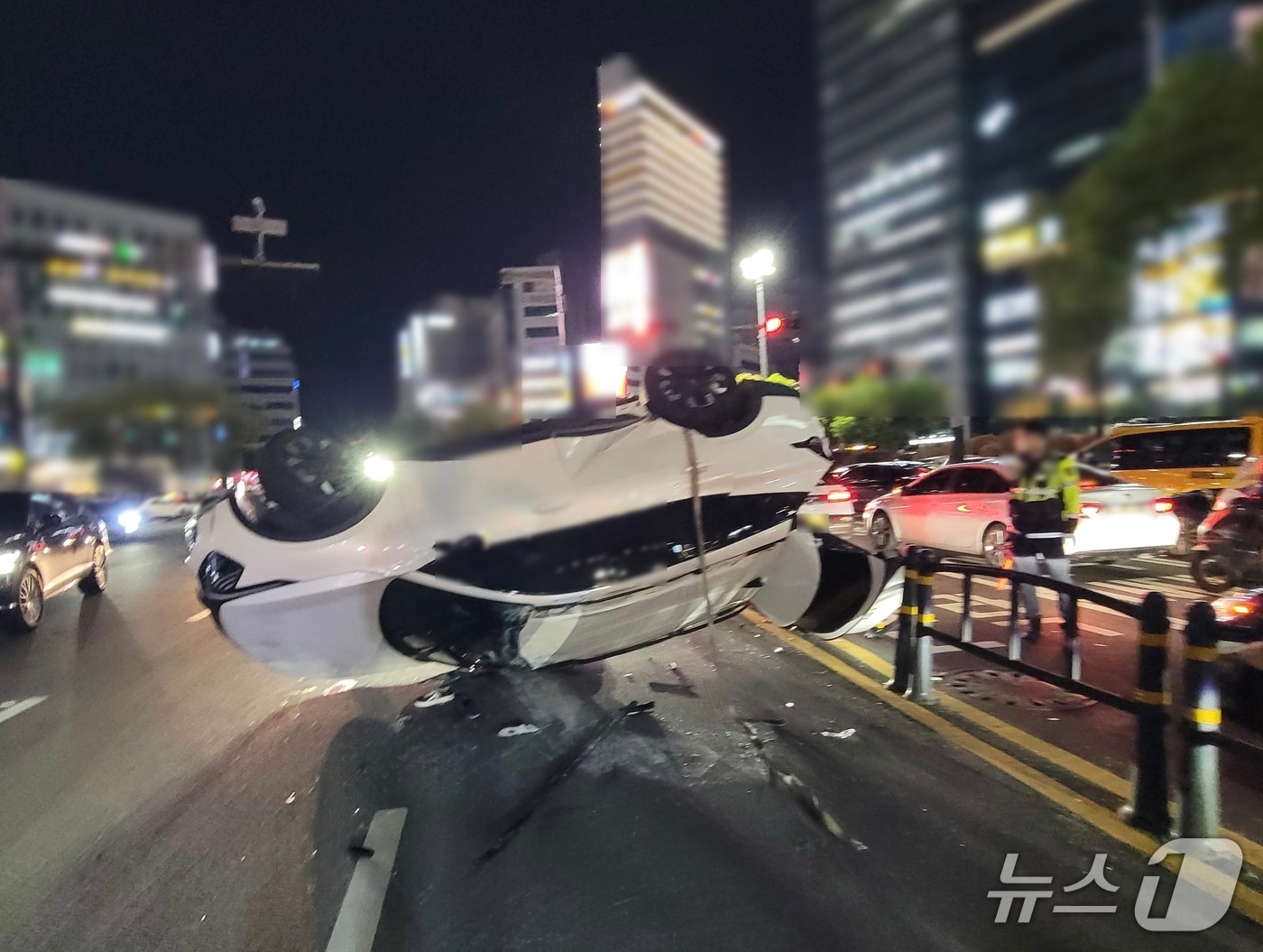 24일 오후 9시쯤 부산시 연제구 연산교차로에서 30대 여성 A 씨가 몰던 승용차가 60대 남성 B 씨가 몰던 승용차를 들이받고 전복되는 사고가 났다. 사진은 전복된 A 씨 차량.(부산 연제경찰서 제공. 재판매 및 DB금지)