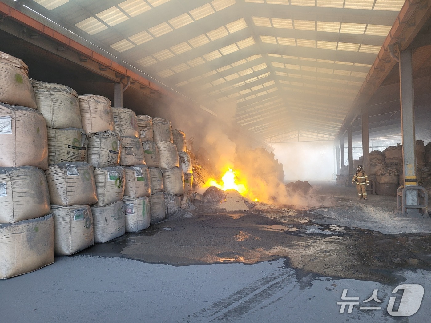 25일 오전 5시3분쯤 영천시 고경면의 한 폐알루미늄 분말 적재 창고 야적장에서 불이 나 소방 당국이 진화 중이다.(경북소방본부 제공. 재판매 및 DB금지)