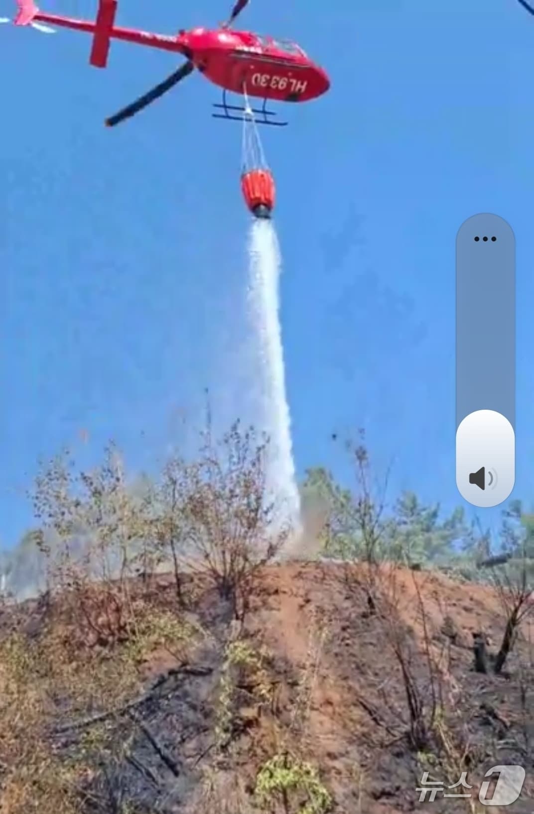 25일 오전 9시 48분쯤 전남 화순군 청풍면 화학산에서 불이 나 소방당국이 헬기로 화재를 진화하고 있다.(전남소방본부 제공. 재판매 및 DB 금지)