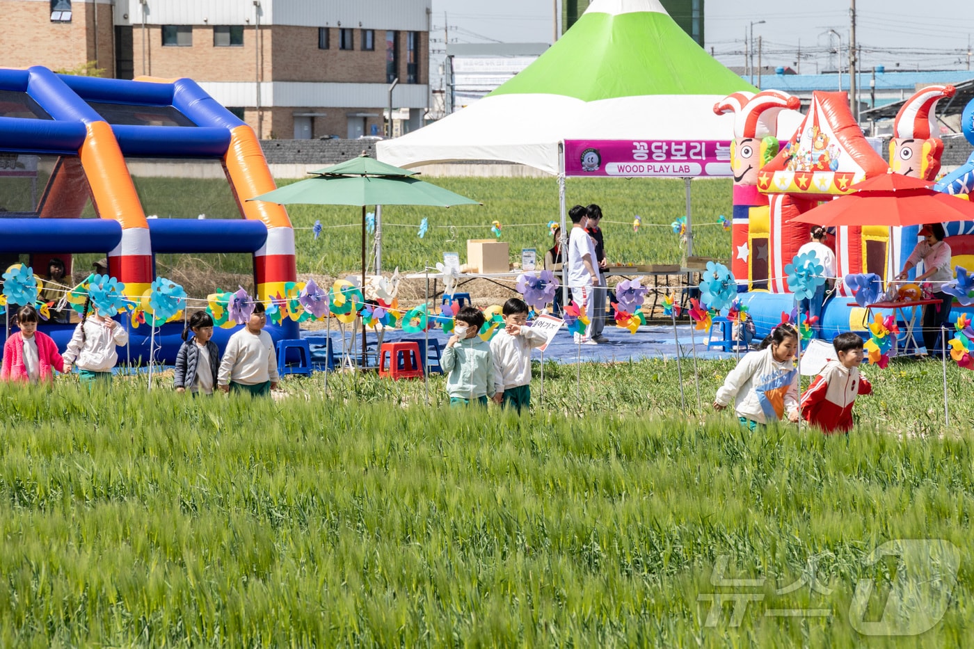 전북 군산시 미성동 꽁당보리축제 행사장에 방문객들의 발길이 이어지고 있다. 2026.4.25 ⓒ 뉴스1 김재수 기자
