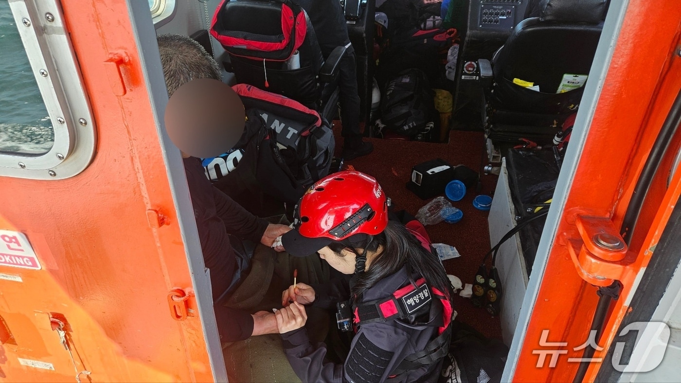 25일 오전 9시 37분께 동구 방어진 상진항 앞 해상에서 익수자가 해경에 구조됐다. (울산해경 제공. 재판매 및 DB금지)/뉴스1