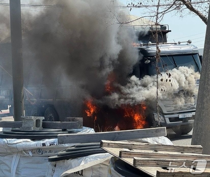 화물차 화재 현장 (경기소방재난본부 제공. 재판매 및 DB금지)