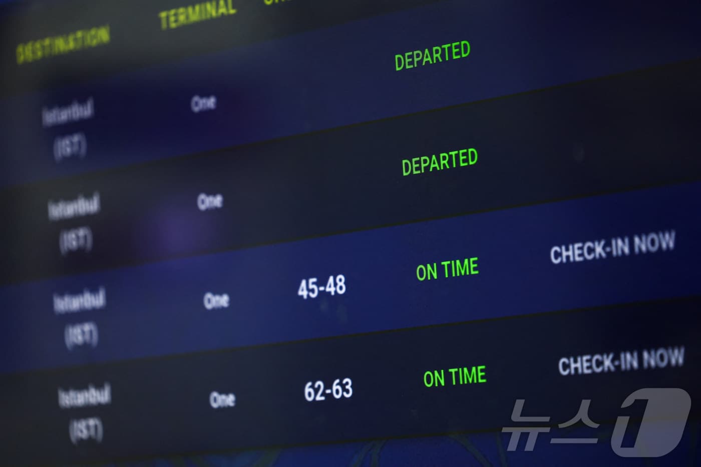 미국과 이란 간 휴전 속에 25일(현지시간) 일부 국제선 항공편 운항이 재개된 이란 테헤란 이맘 호메이니 국제공항 전광판에 항공편 정보가 표시되고 있다. 2026.4.25. ⓒ 로이터=뉴스1