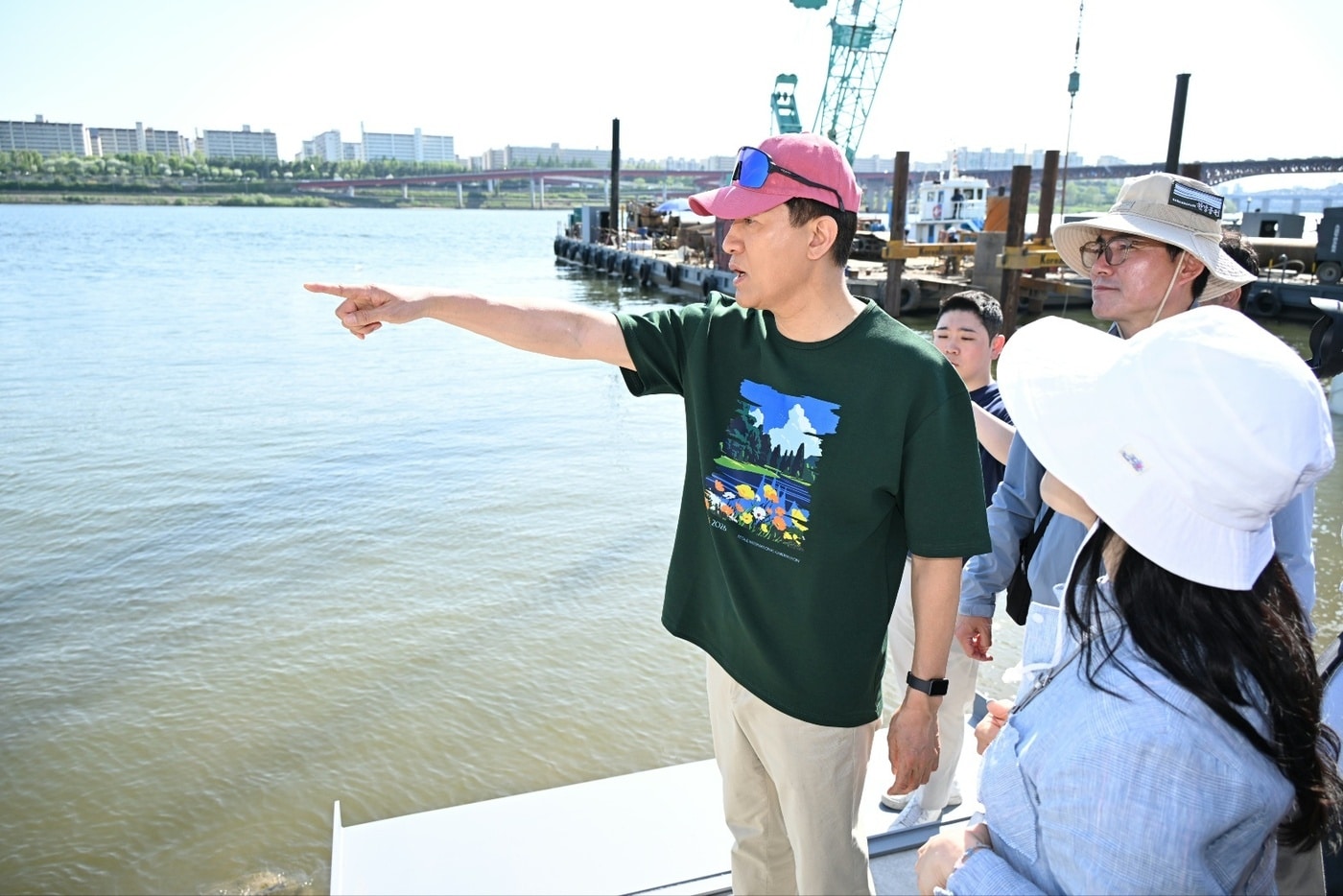 오세훈 서울시장이 25일 '2026 서울국제정원박람회'가 열릴 예정인 서울숲을 방문해 정원 조성 현황을 점검하고 있다.