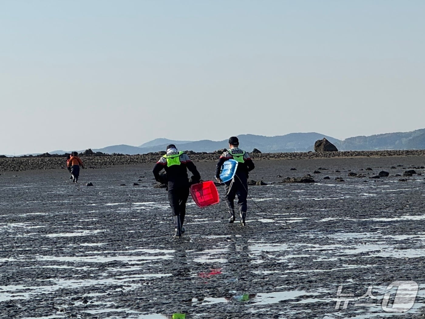갯벌 인명 구조에 나서는 해경(보령해경 제공) /뉴스1