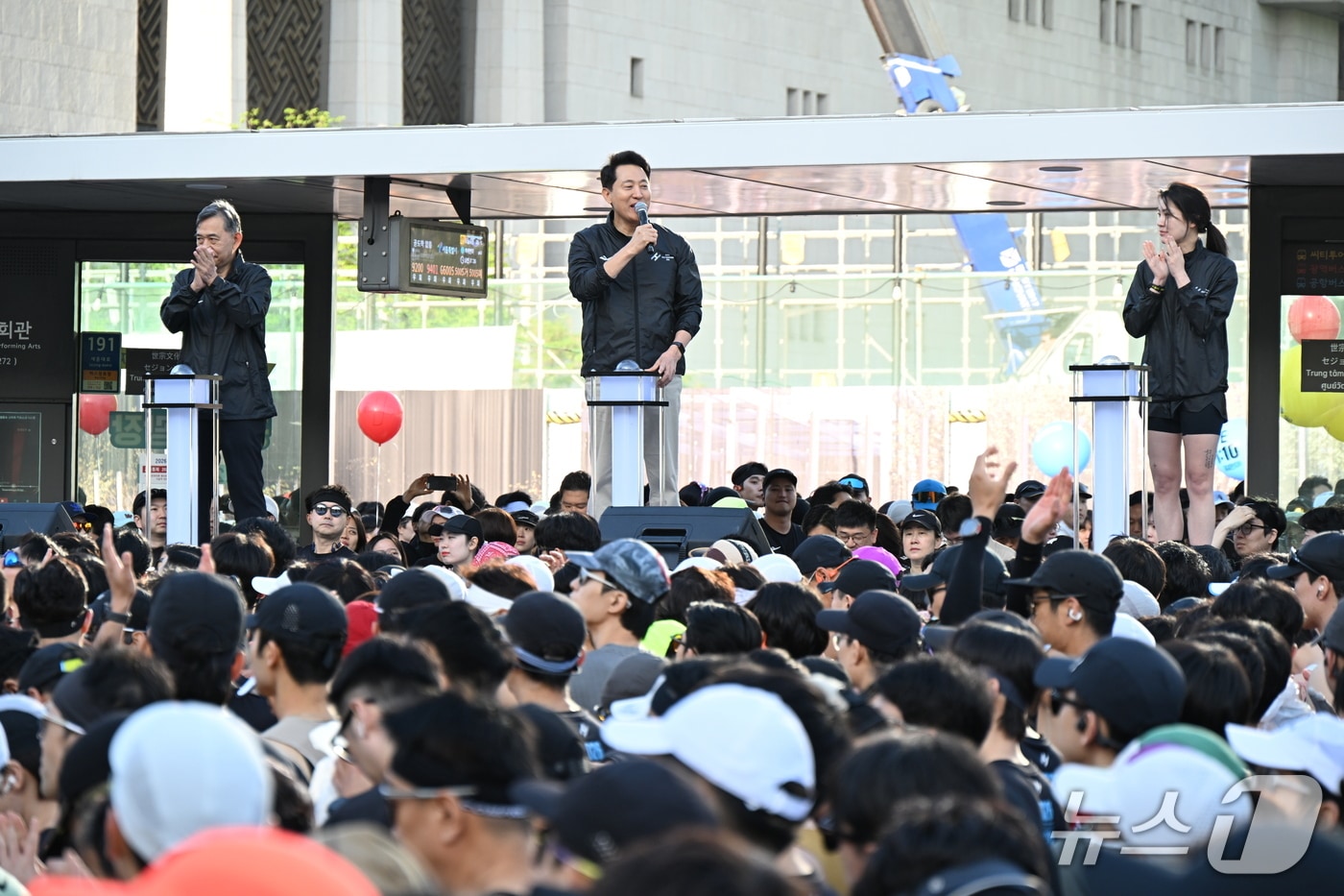 오세훈 서울시장이 26일 '2026 서울하프마라톤대회' 출발식에서 인사말 하고 있다.(서울시 제공)