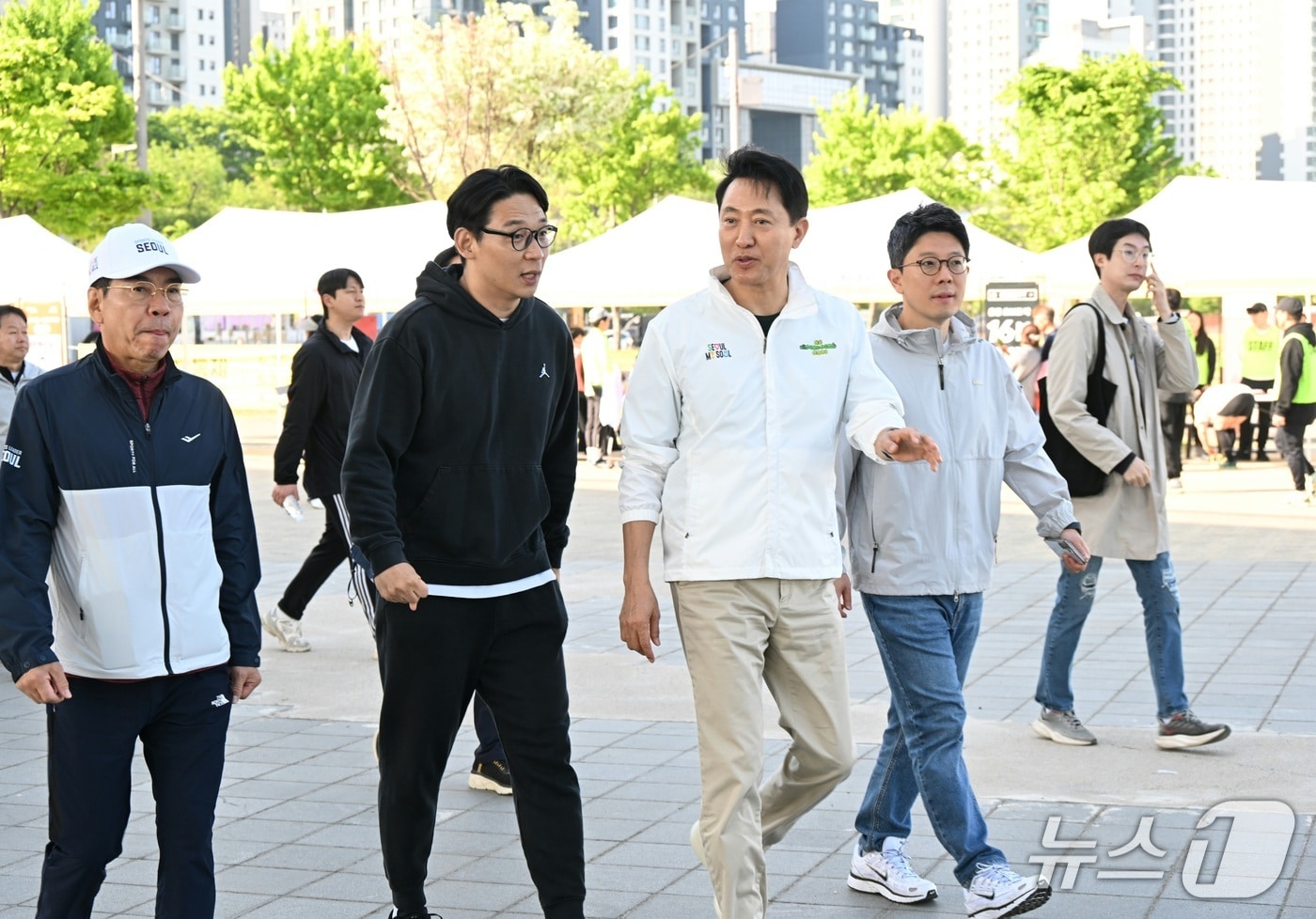 오세훈 서울시장이 26일 '2026 차 없는 잠수교 뚜벅뚜벅 축제' 부대 행사로 열린 '쉬엄쉬엄 모닝'에 참여하고 있다.(서울시 제공)