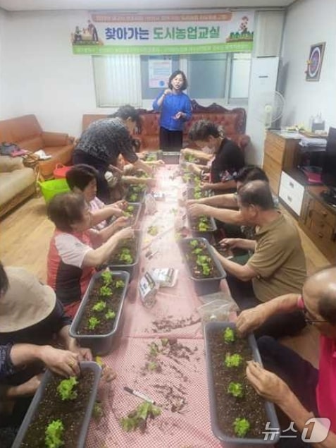 대구시가 오는 12월까지 시민 누구나 일상 속에서 도시농업을 체험할 수 있는 '찾아가는 도시농업학교'를 운영한다. 사진은 지난해 열린 프로그램 모습.(대구시 제공, 재판매 및 DB 금지)