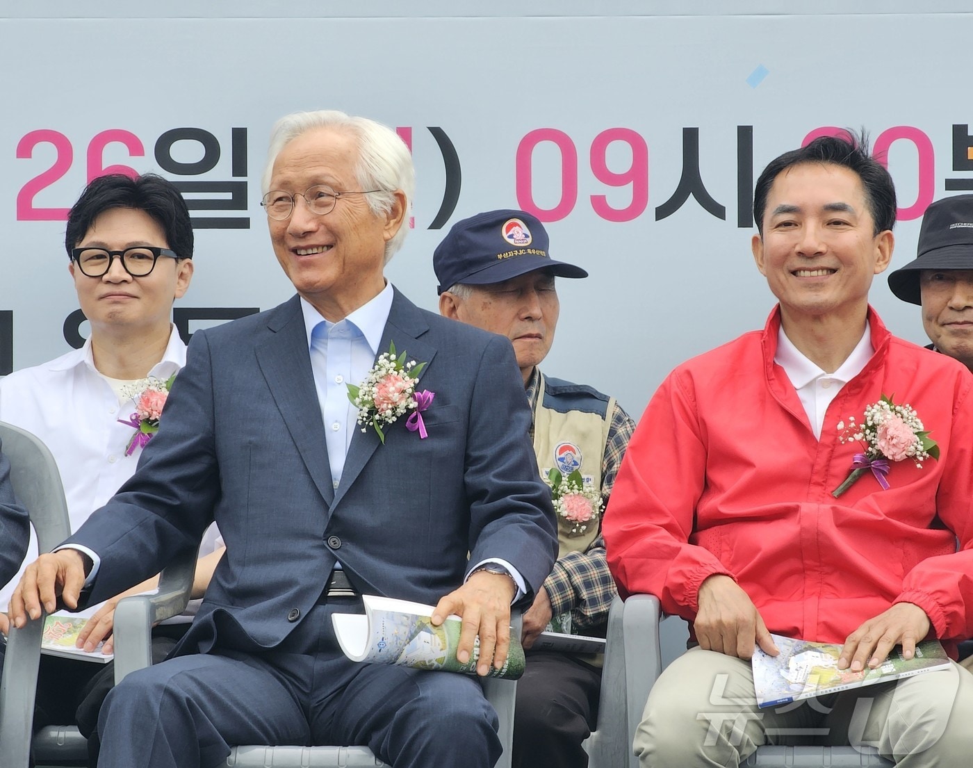 지난달 26일 부산 북구 구포초등학교 총동문 체육대회에 박민식 전 장관(오른쪽)과 한동훈 전 대표(뒷줄 왼쪽)가 행사장에 참석해 자리하고 있다. 한 전 대표는 이날 "부산 북구에서 재건을 출발하겠다＂며 의지를 다졌고, 박 전 장관은 온 가족이 동문인 구포초와의 깊은 인연을 강조했다.2026.4.26 ⓒ 뉴스1 임순택 기자