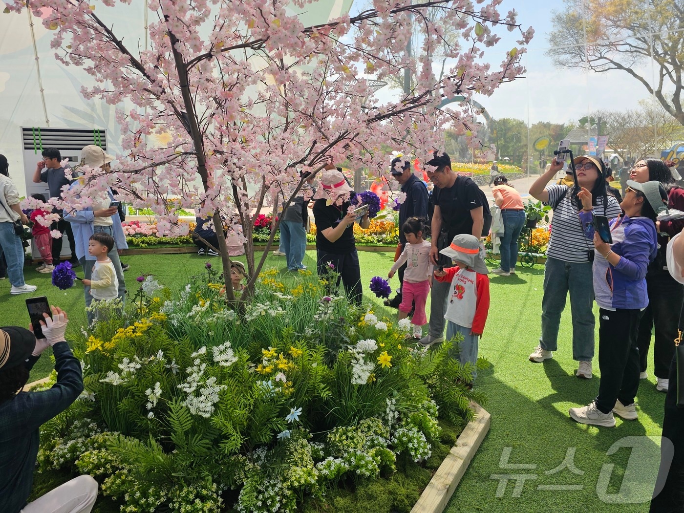26일 오전 전남 함평 나비대축제를 찾은 어린이들이 나비에 먹이를 주는 체험을 하고 있다. 2026.4.26 ⓒ 뉴스1 최성국 기자